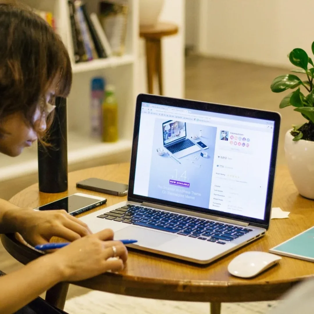 61ae69ef64edfwoman-working-computer-office-desk-31574