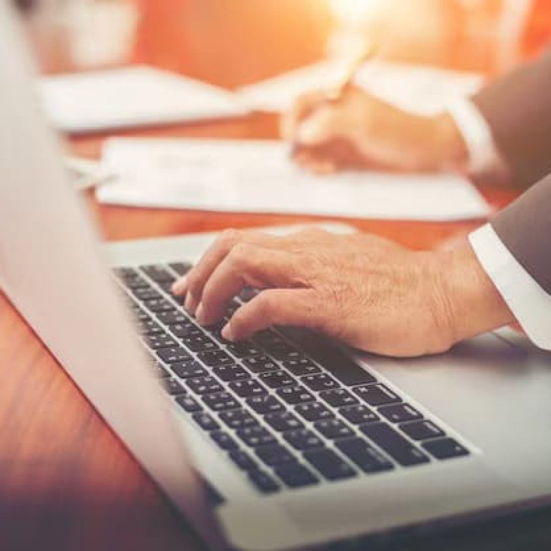 empresario-analisando-graficos-de-investimento-com-o-portatil-no-escritorio_1150-768