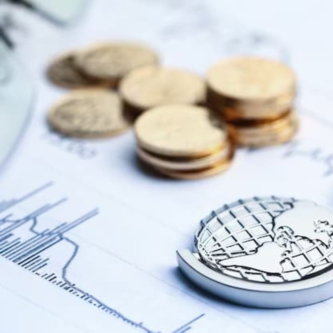 moedas-papel-moeda-e-globo-em-branco-antecedentes-da-forma-estatistica_1387-29