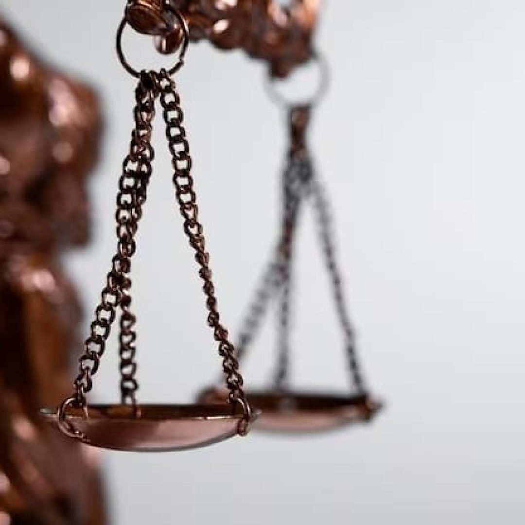 natureza-morta-com-a-balanca-da-justica_23-2149776023