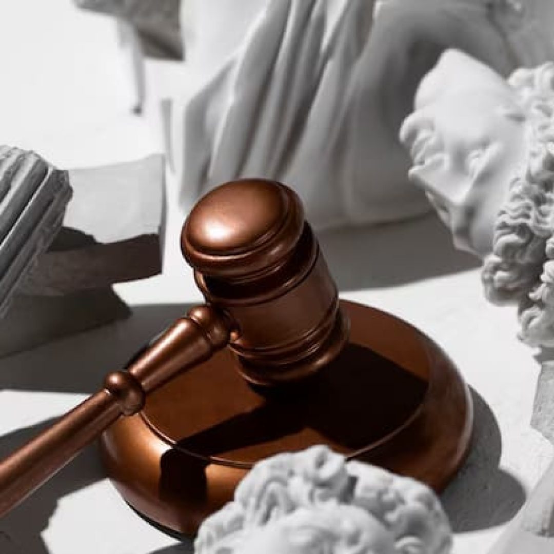 natureza-morta-com-a-balanca-da-justica_23-2149776038