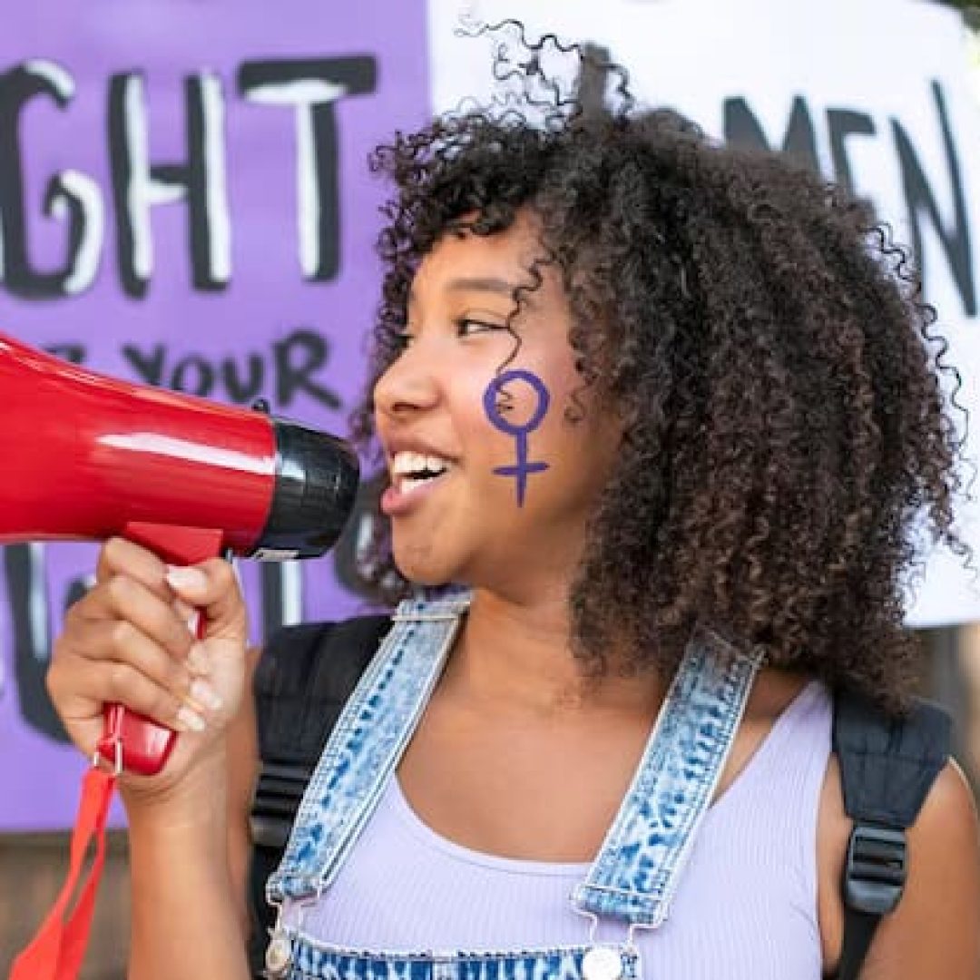 retrato-de-mulher-protestando-por-seus-direitos_23-2149124637
